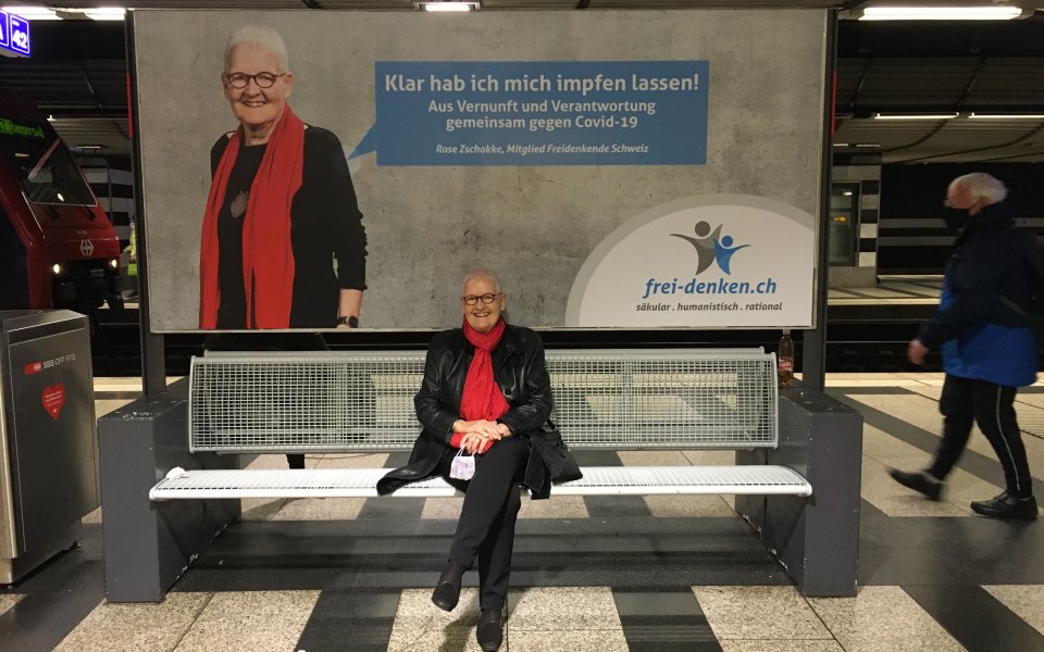 Rose Zschokke vor ihrem Eingenen Plakat im Hauptbahnhof Zürich
