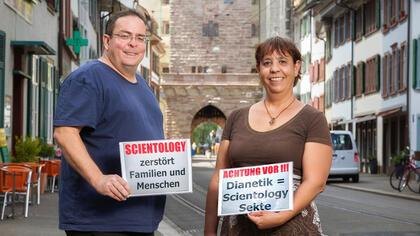 Ehepaar mit Transparenten