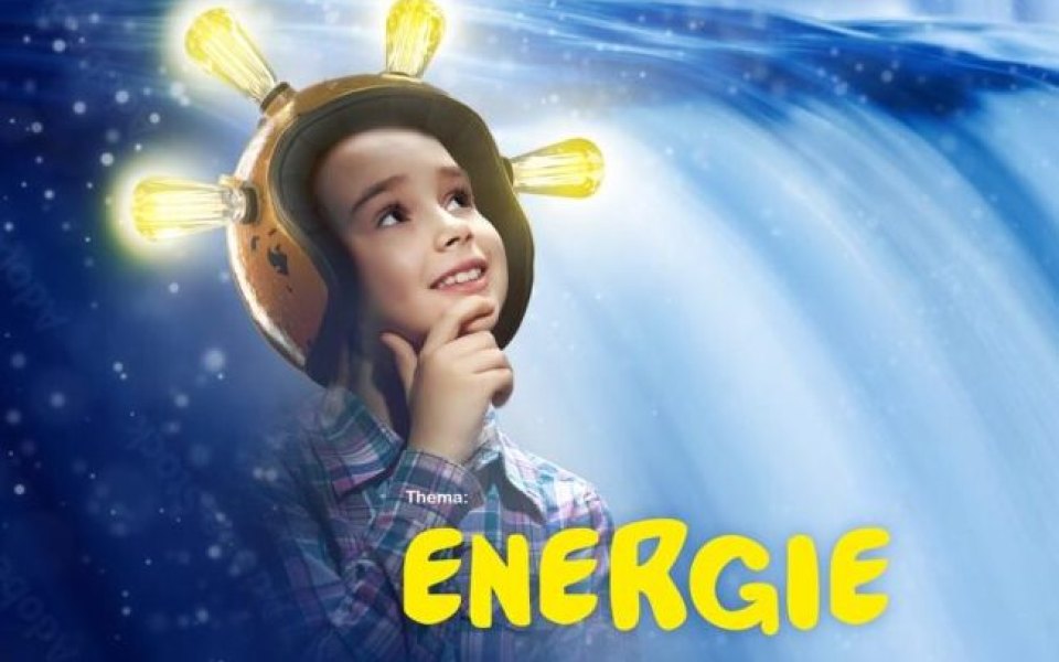 Mädchen mit Helm mit leuchtenden Glühbirnen