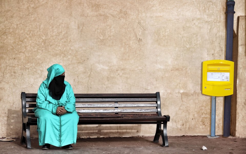 Vollverschleierte Muslima und Schweizer Briefkasten