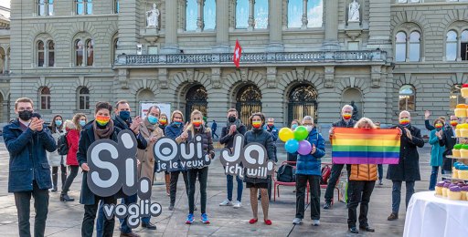 AktivistInnen der Kampagne "Ehe für Alle" vor dem Bundeshaus (Bild: ehefueralle.ch)