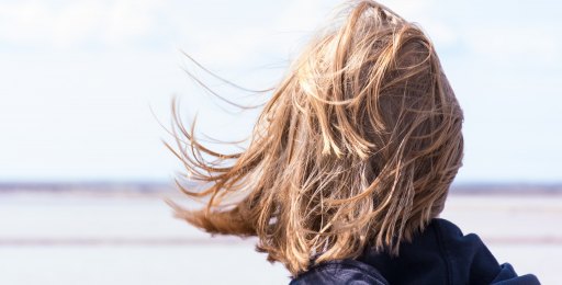 Frau von hinten am Strand